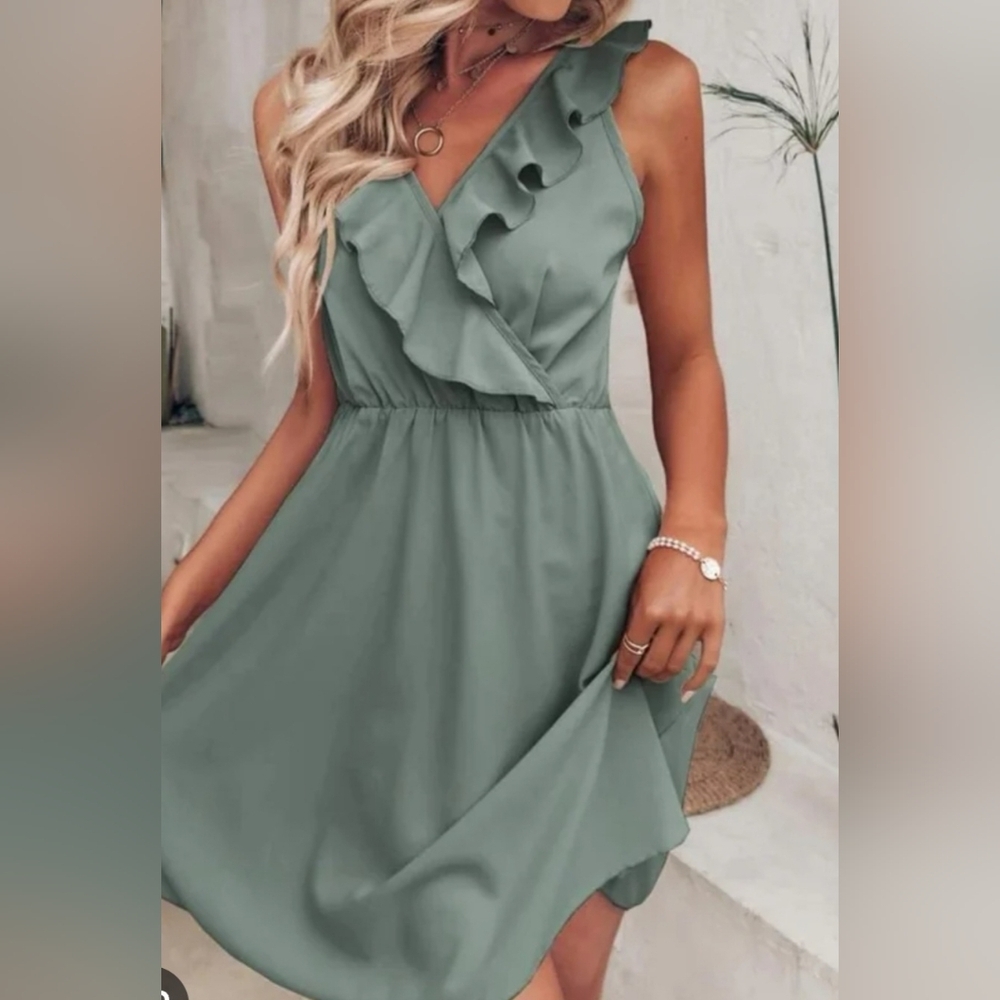 Elegant Sleeveless Green Dress - Picture 1 of 2